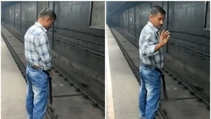 पेशाब करता शख्स