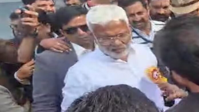 महोबा में मंत्री का काफिला रोका