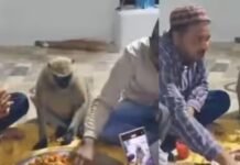 अजान हुई और रोजेदारों के बीच आकर बैठ गया बंदर… आखिर रमजान में मस्जिद का यह अनोखा नजारा क्यों हो रहा है वायरल? वीडियो वायरल