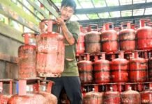 शहर और गांव के लिए अलग-अलग नियम! सिलेंडर बुकिंग की नई समय सीमा जानकर उड़ जाएंगे होश! सरकार ने बताया नया ‘गणित’! LPG cylinders
