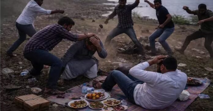 रोजा खोलने बैठे