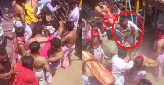 मंदिर में ही श्रद्धालुओं से भिड़े पुजारी