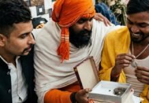 शादी में दोस्त ने दिया ऐसा गिफ्ट कि दूल्हा रह गया दंग! मिठाई समझकर खोला डिब्बा, अंदर निकला जिंदा सांप शादी