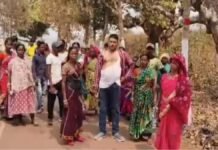 शिक्षा के मंदिर में ‘रक्षक’ ही बना ‘भक्षक’: महिलाओं के साथ हेडमास्टर कर रहा था ऐसी हरकत, भड़के ग्रामीणों ने सरेआम दी खौफनाक सजा! ओडिशा