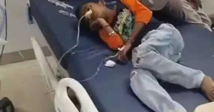 जहरीले फल खाने से 12 बच्चे अस्पताल में भर्ती