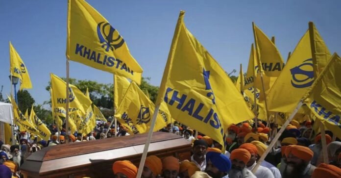 हिंदू मंदिरों के बाहर किया प्रदर्शन
