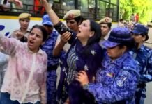 दिल्ली में ‘नारी शक्ति’ का उबाल… राहुल गांधी के घर तक मार्च, हिरासत में ली गईं BJP सांसद बांसुरी स्वराज BJP सांसद बांसुरी स्वराज