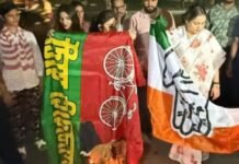 झंडा जलाने से मचा सियासी तूफान! अपर्णा यादव के विरोध पर भड़का विपक्ष, अब FIR की मांग क्यों तेज? अपर्णा यादव