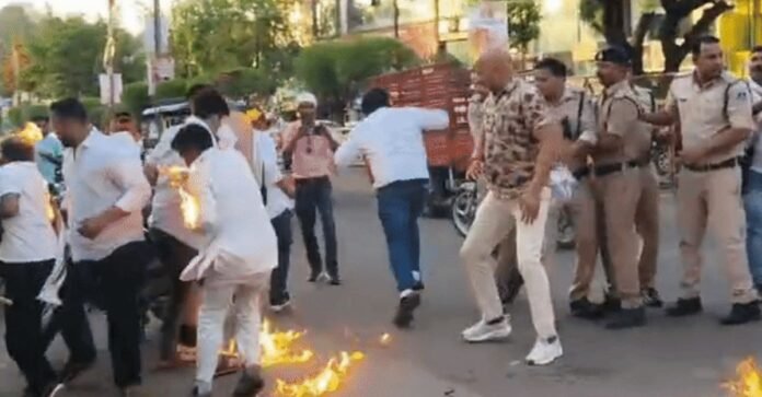 पुतले की छीना-झपटी