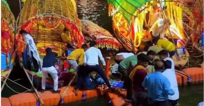 पलटी श्रद्धालुओं से भरी नाव