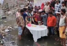 जन्मदिन पर बीजेपी पार्षद नाले में उतरे, केक काटते ही मच गया हंगामा, आखिर क्यों उठाना पड़ा यह कदम? आगरा