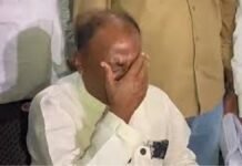 RJD में भारी बगावत: टिकट कटा तो कैमरे पर फूट-फूटकर रोए पूर्व मंत्री, भरी महफिल में छोड़ी पार्टी! मंत्री