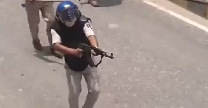 AK-47 राइफल से फायरिंग