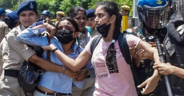 प्रदर्शनकारीं