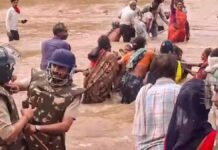 प्रशासन ने हटाया धरना, लेकिन नहीं टूटा हौसला! आंदोलनकारियों ने कहा- जान चली जाए, अनशन नहीं छोड़ेंगे छतरपुर