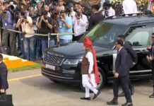 भाषण खत्म होते ही बच्चों के बीच पहुंचे PM मोदी, फिर जो हुआ उसने जीत लिया सबका दिल प्रधानमंत्री नरेंद्र मोदी