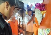 170 साल पुराने खड़े हनुमान मंदिर को हटाने पहुंचा प्रशासन, लेकिन अधिकारियों के क्यों फूले हाथ-पैर? हनुमान मंदिर