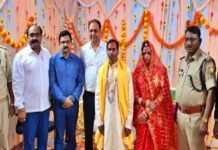 ओपन जेल में गूंजे शादी के मंत्र, पूर्व नक्सली कमांडरों ने लिए सात फेरे; पुलिस-अफसर बने बाराती! पूर्व नक्सली